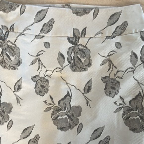 RW&CO. Fully lined lightweight silver grey and black floral pencil skirt SIZE 6 - Picture 3 of 6